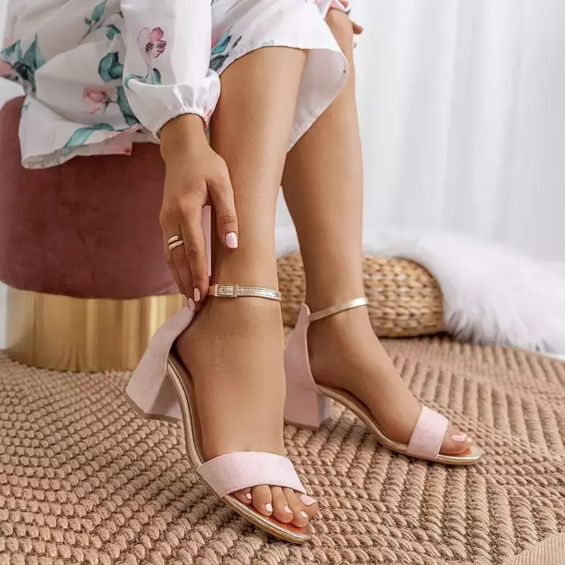 OUTLET Светло-розовые женские босоножки на невысоком каблуке Kamalia - Обувь
