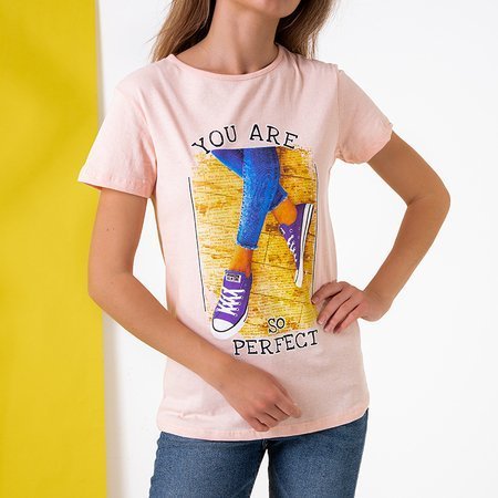 Персиковая женская футболка с принтом