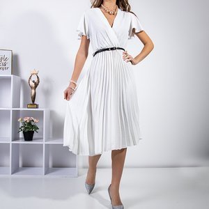 Белое женское плиссированное платье с ремнем