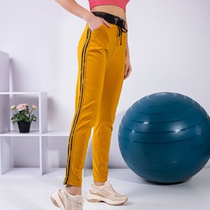 Желтые женские спортивные штаны с лампасами