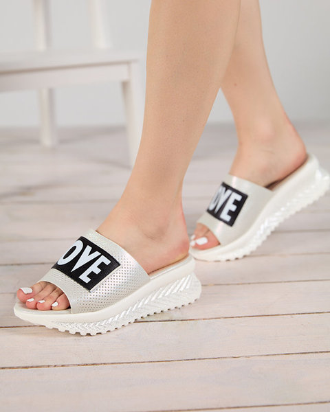 Білі блискучі жіночі тапочки з написом Соша- Взуття