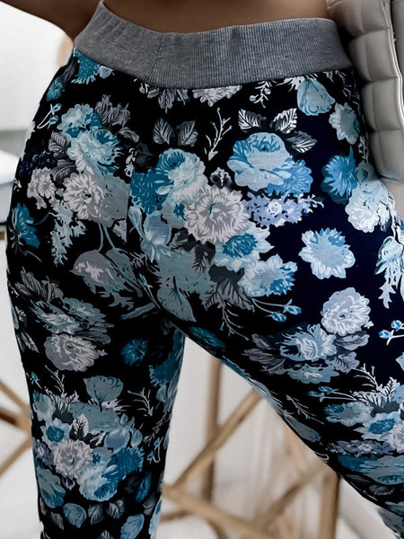 Темно-сині та бірюзові жіночі шорти 3/4 з квітковим принтом PLUS SIZE - Одяг
